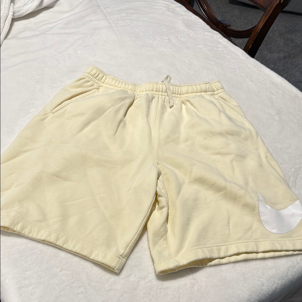 Nike Cream Athletic Shorts Relaxed Fit